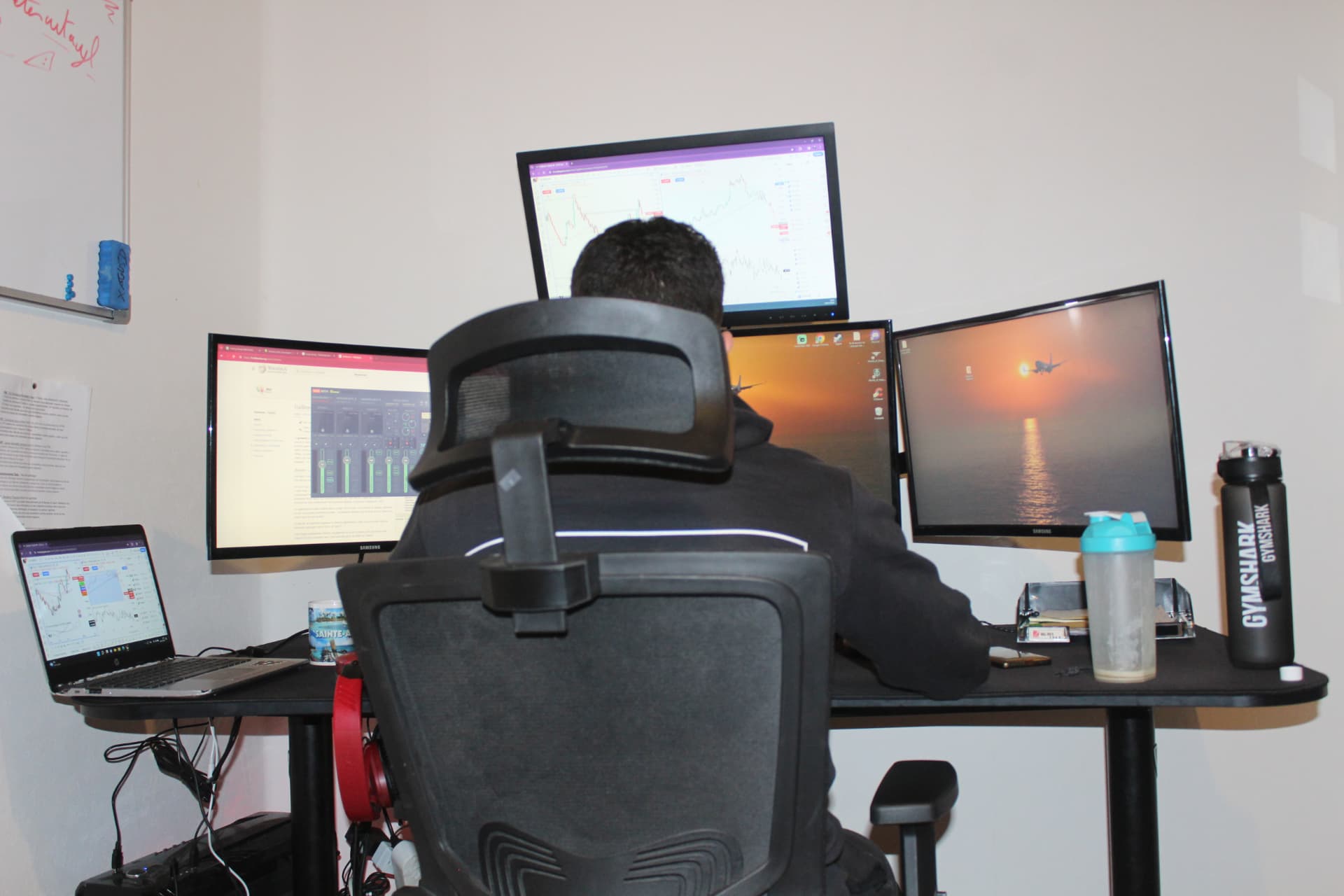 Moi devant mes écrans de trading