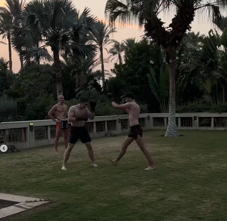 Séance de boxe thaï au coucher du soleil en Égypte